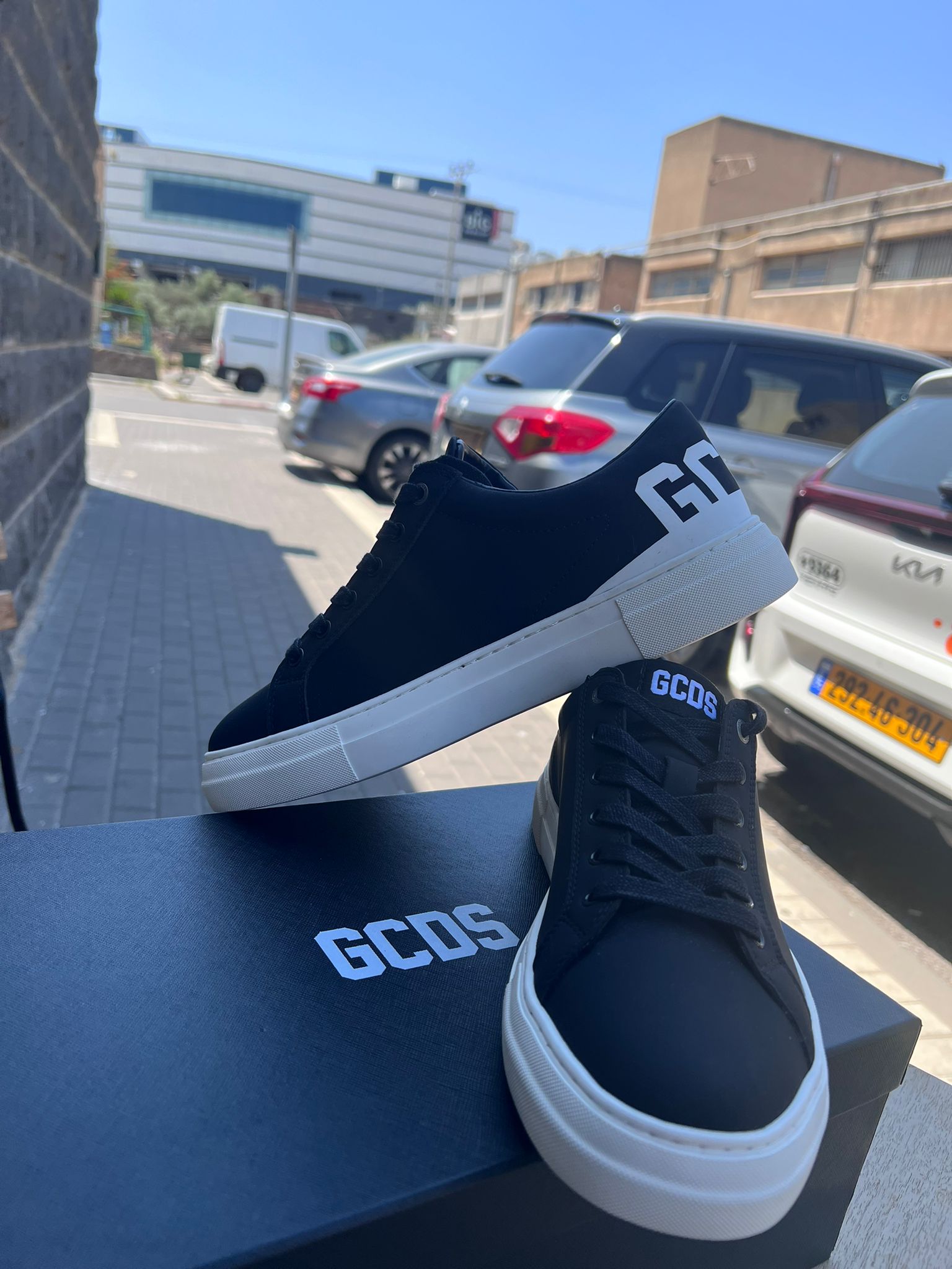 GCDS - סניקרס GC242MF05 010 BLACK  MEN SHOES LEATHER