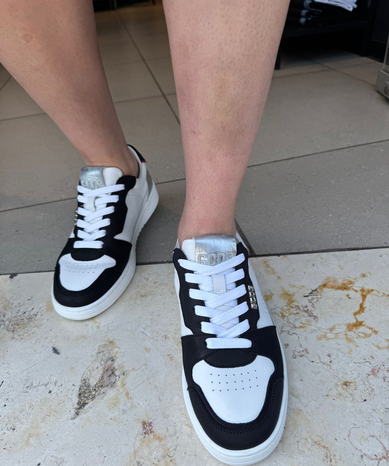 GCDS - סניקרס GC251MF02-110 WHITE/SILVER