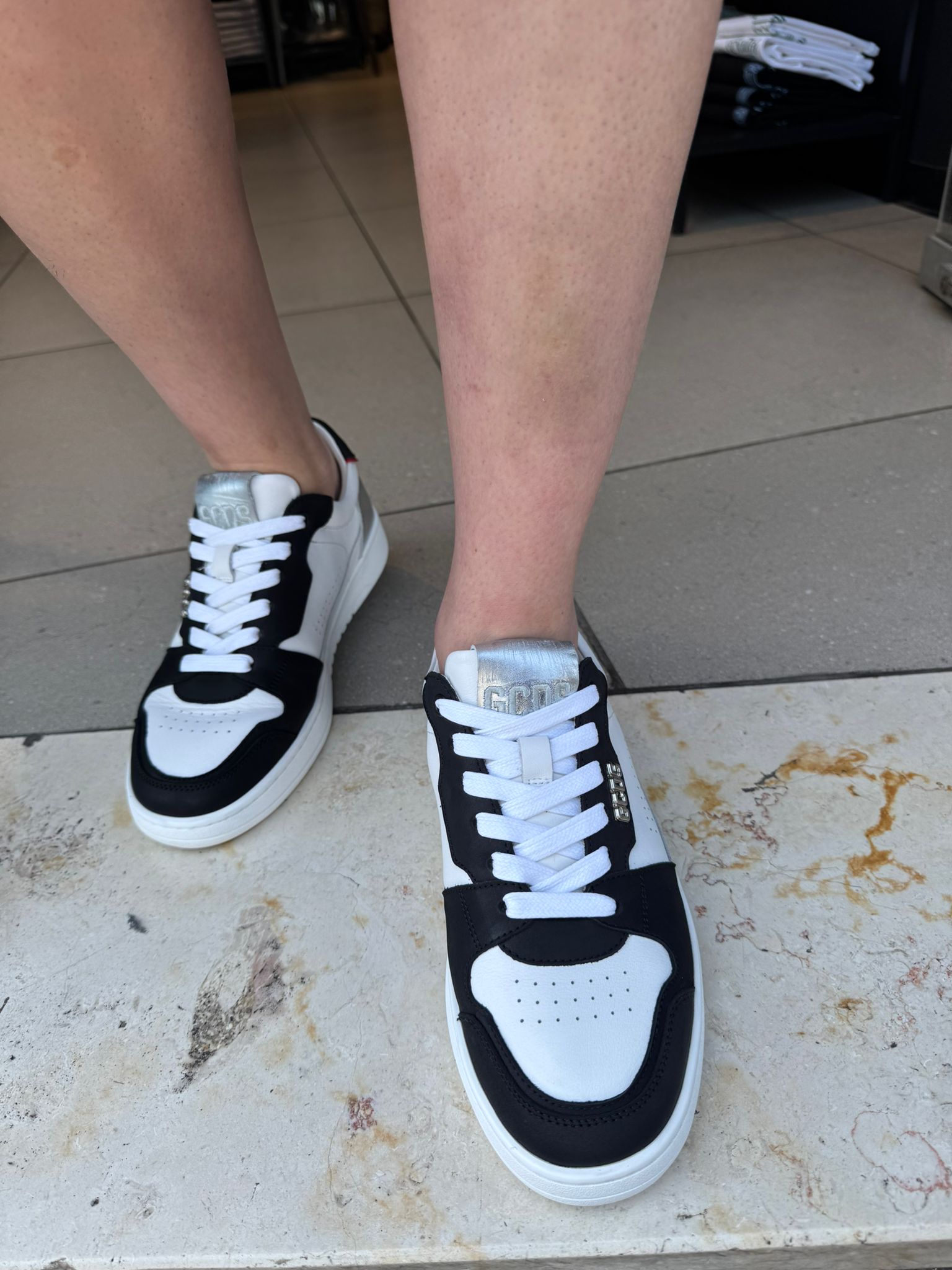 GCDS - סניקרס GC251MF02-110 WHITE/SILVER