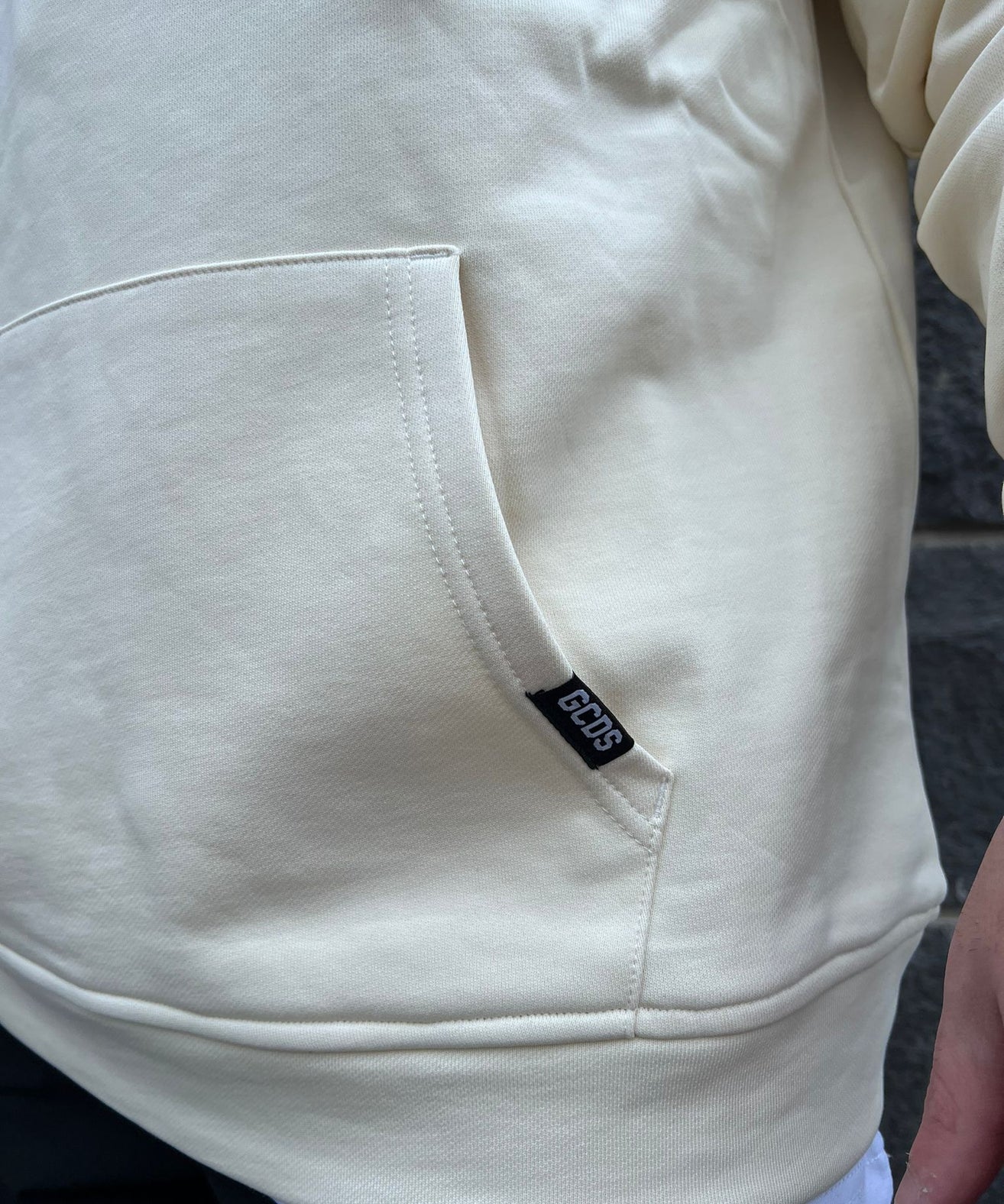 GCDS - קפוצ'יון-MH01 100% COTTON בצבע שמנת