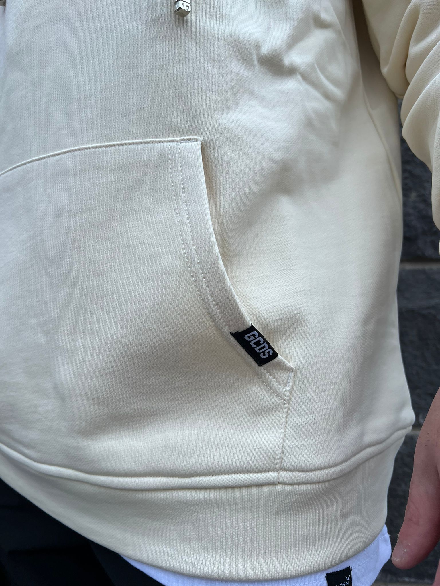 GCDS - קפוצ'יון-MH01 100% COTTON בצבע שמנת