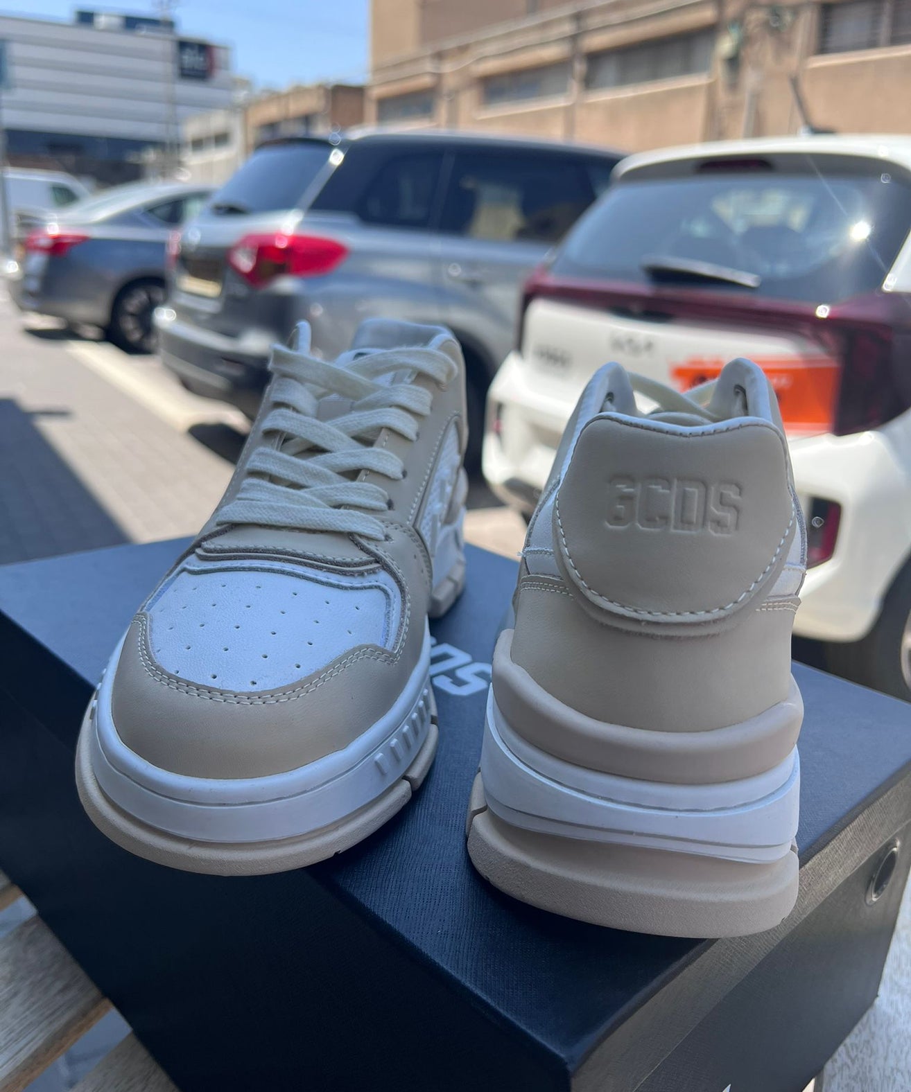 GCDS - סניקרס GC242MF06-300 BEIGE/WHITE