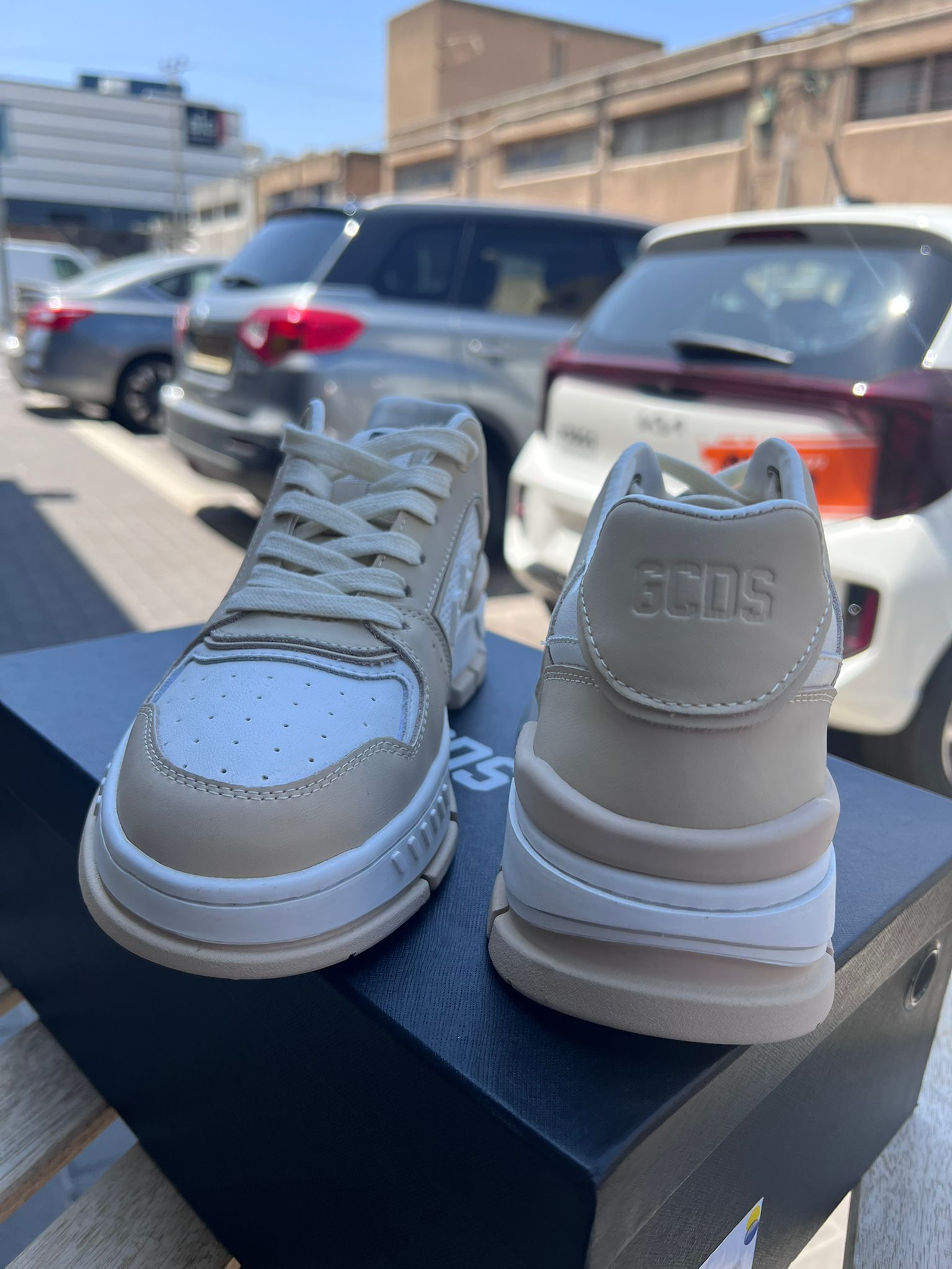 GCDS - סניקרס GC242MF06-300 BEIGE/WHITE