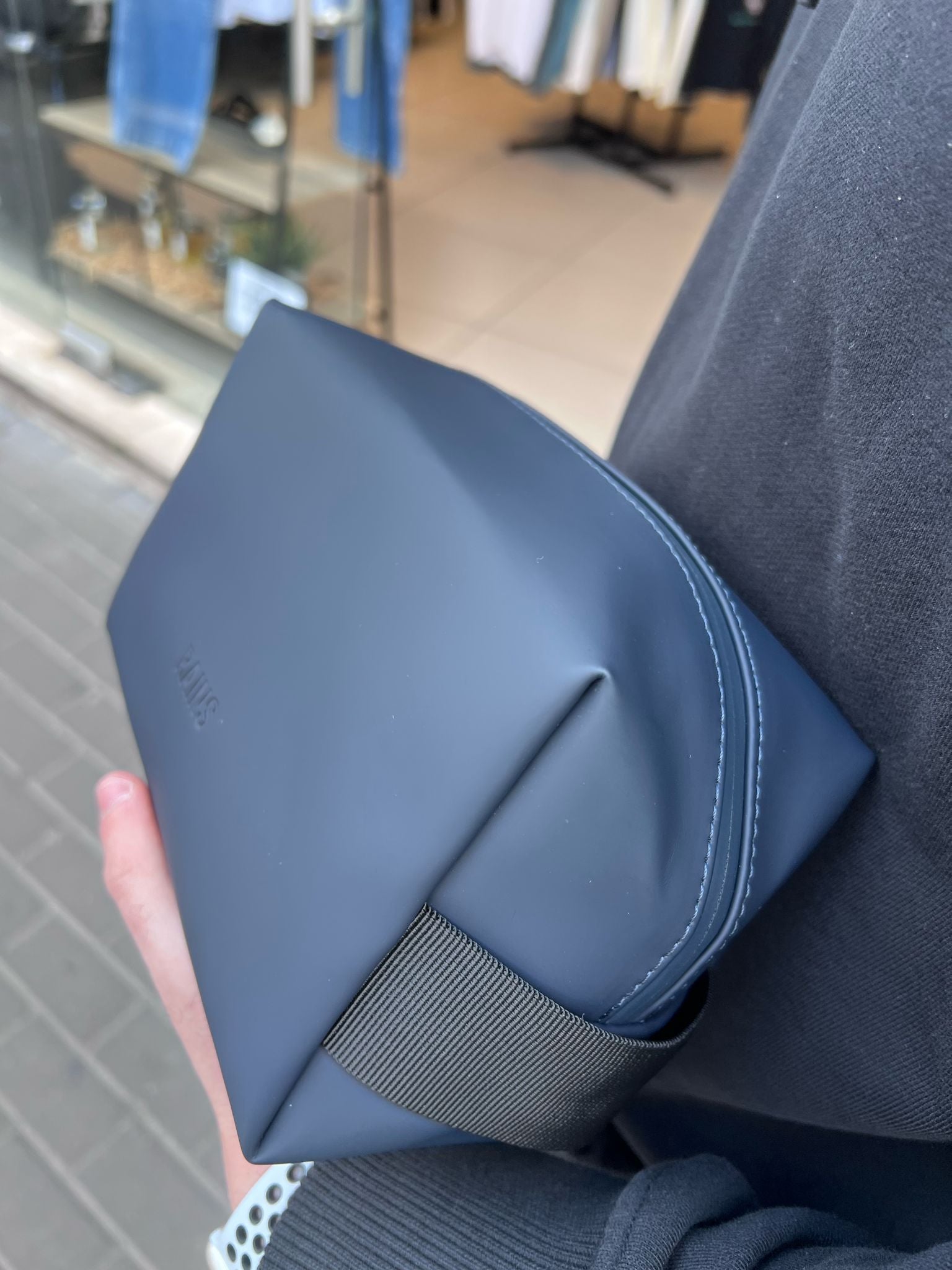 ריינס - RAINS תיק יד עמיד במים 15580 Navy