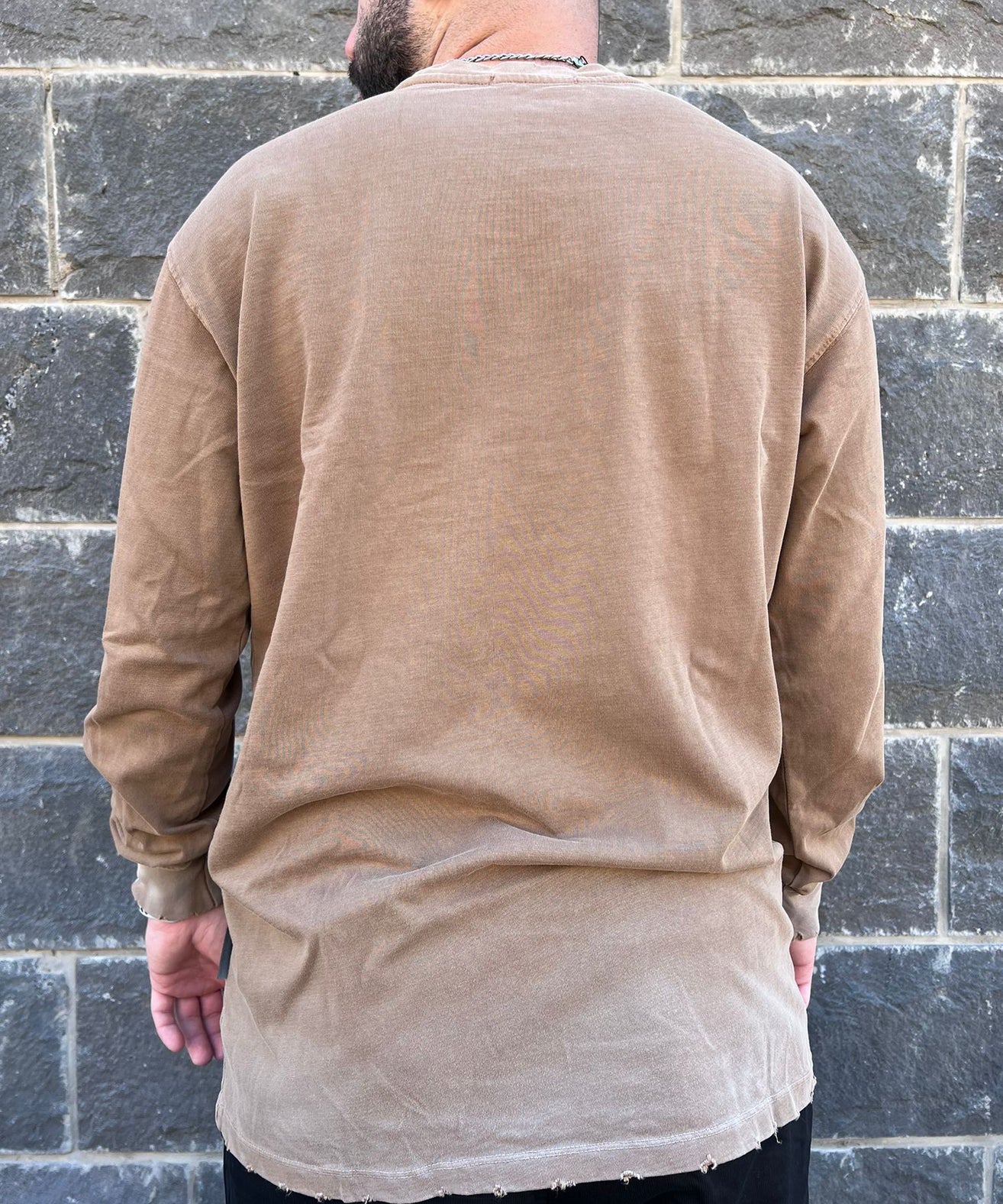 דה לוקה - טי וואש אוברסייז שרוול ארוך בצבע חום 7100 01