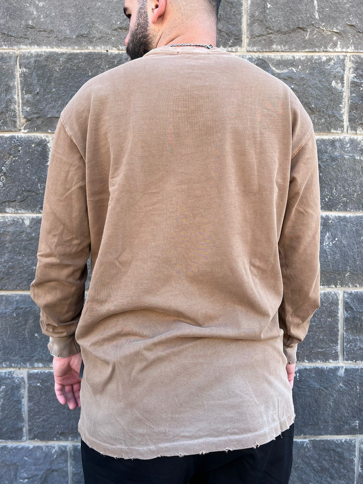 דה לוקה - טי וואש אוברסייז שרוול ארוך בצבע חום 7100 01