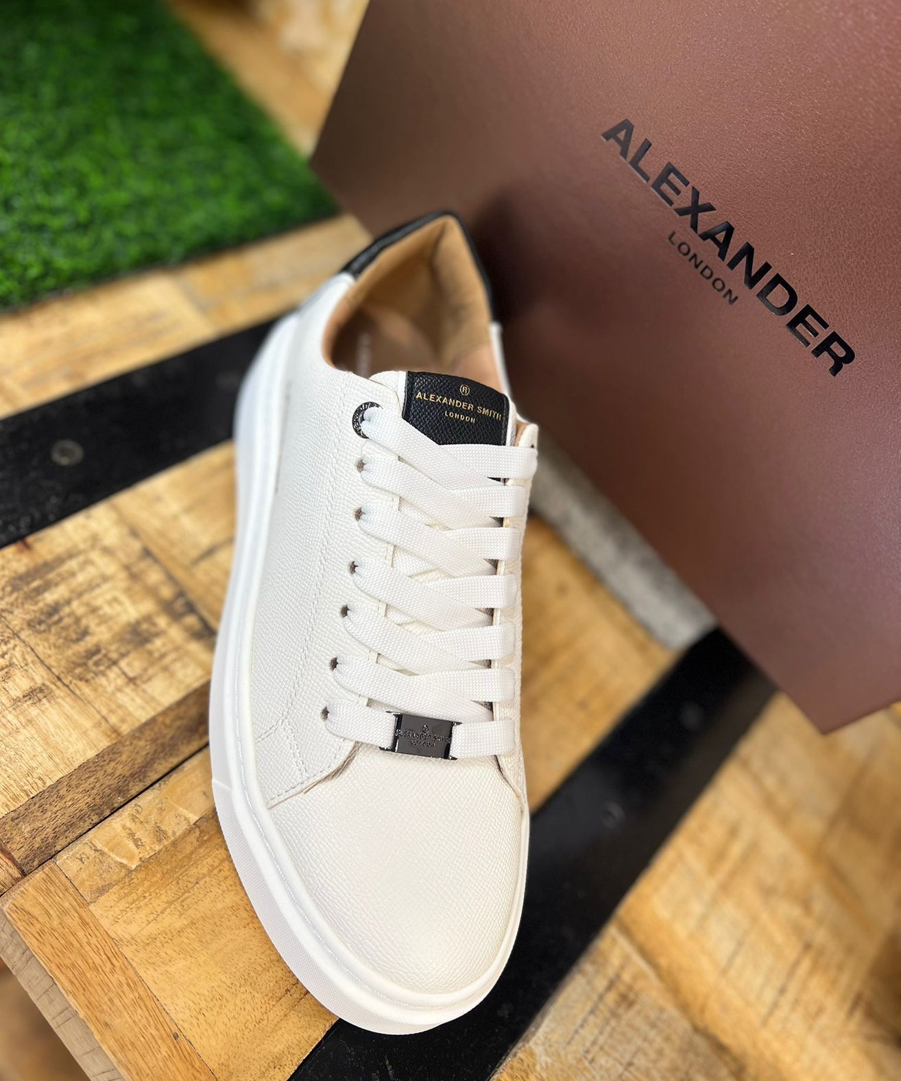 ALEXANDER SMITH - סניקרס עור LONDON MAN LDM 9066 WHITE BLACK