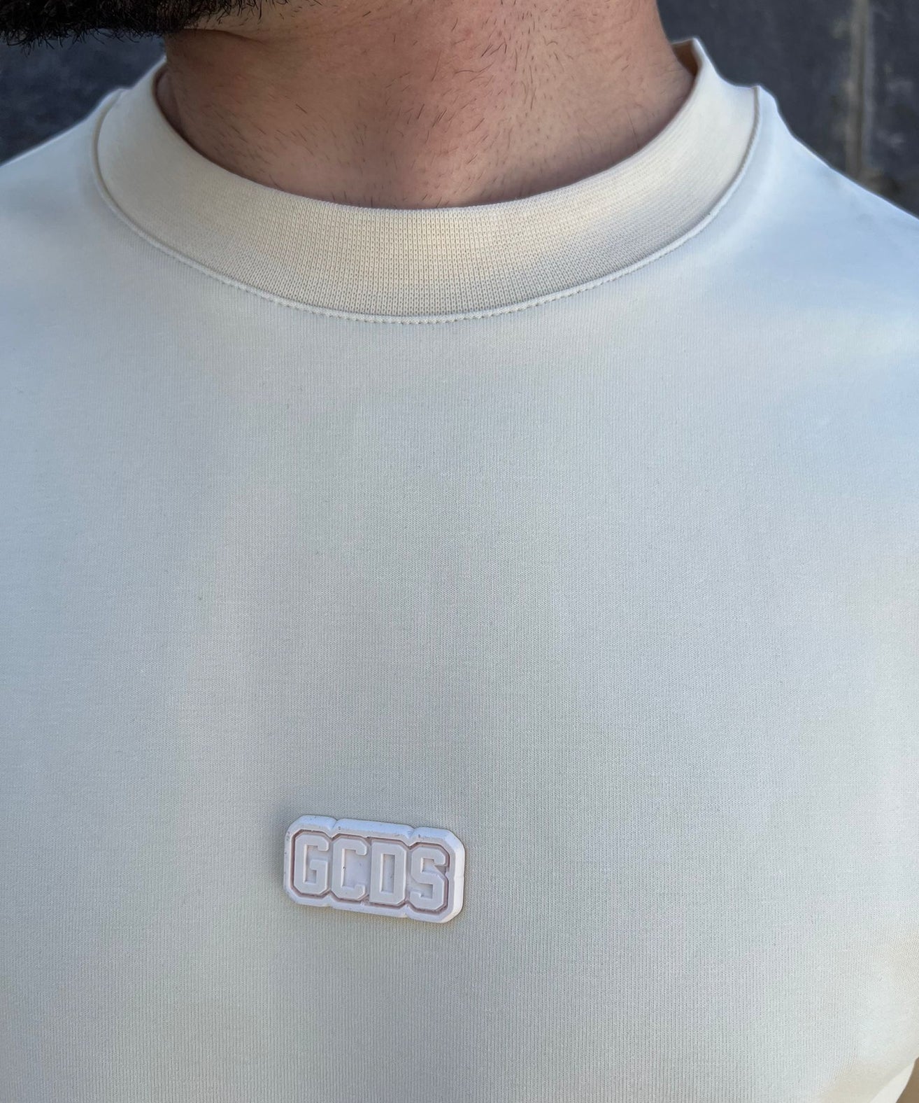 GCDS - חולצה טי אוברסייז בד מרצרייז GC252MT32-136 שמנת