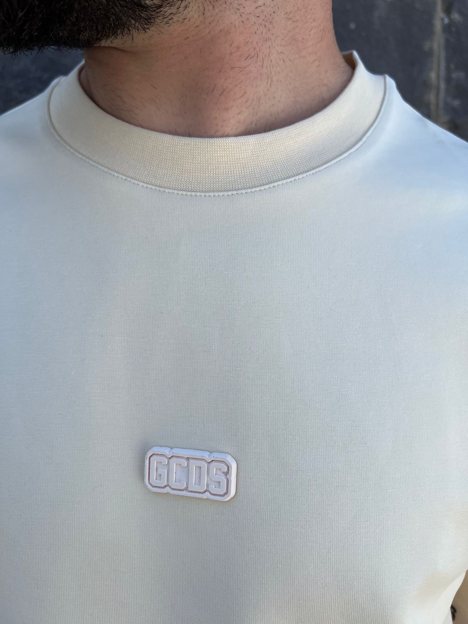 GCDS - חולצה טי אוברסייז בד מרצרייז GC252MT32-136 שמנת