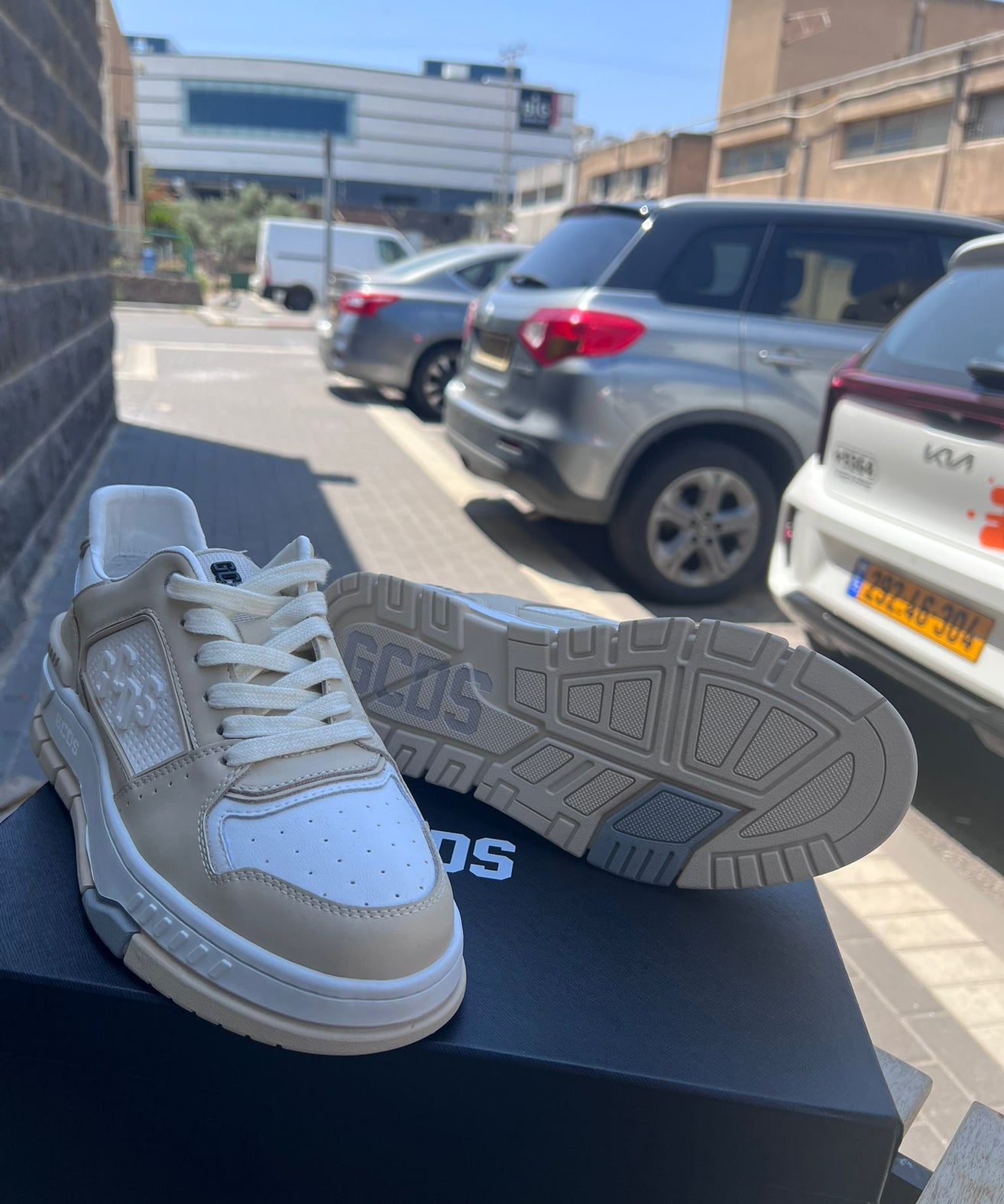 GCDS - סניקרס GC242MF06-300 BEIGE/WHITE