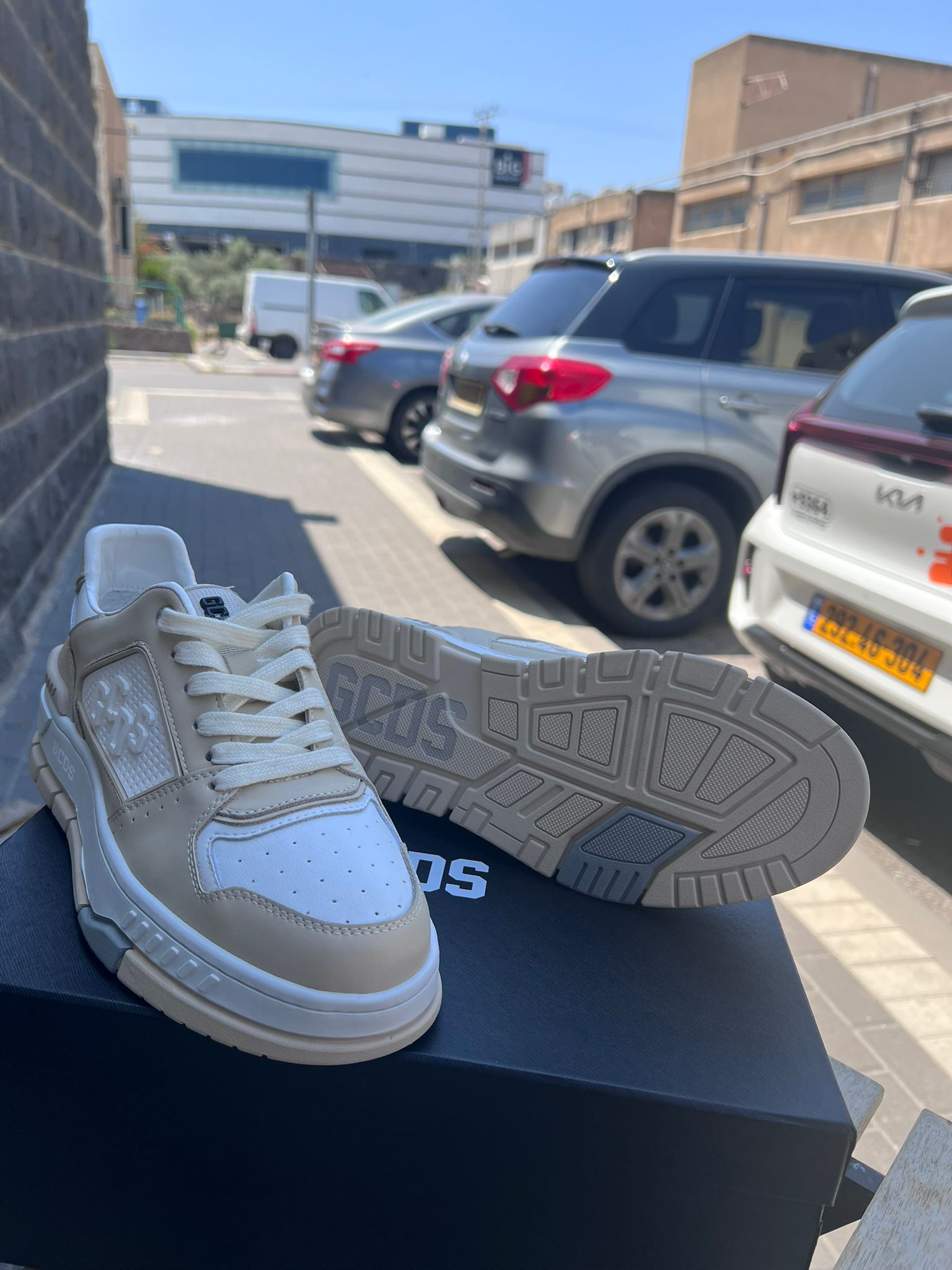 GCDS - סניקרס GC242MF06-300 BEIGE/WHITE