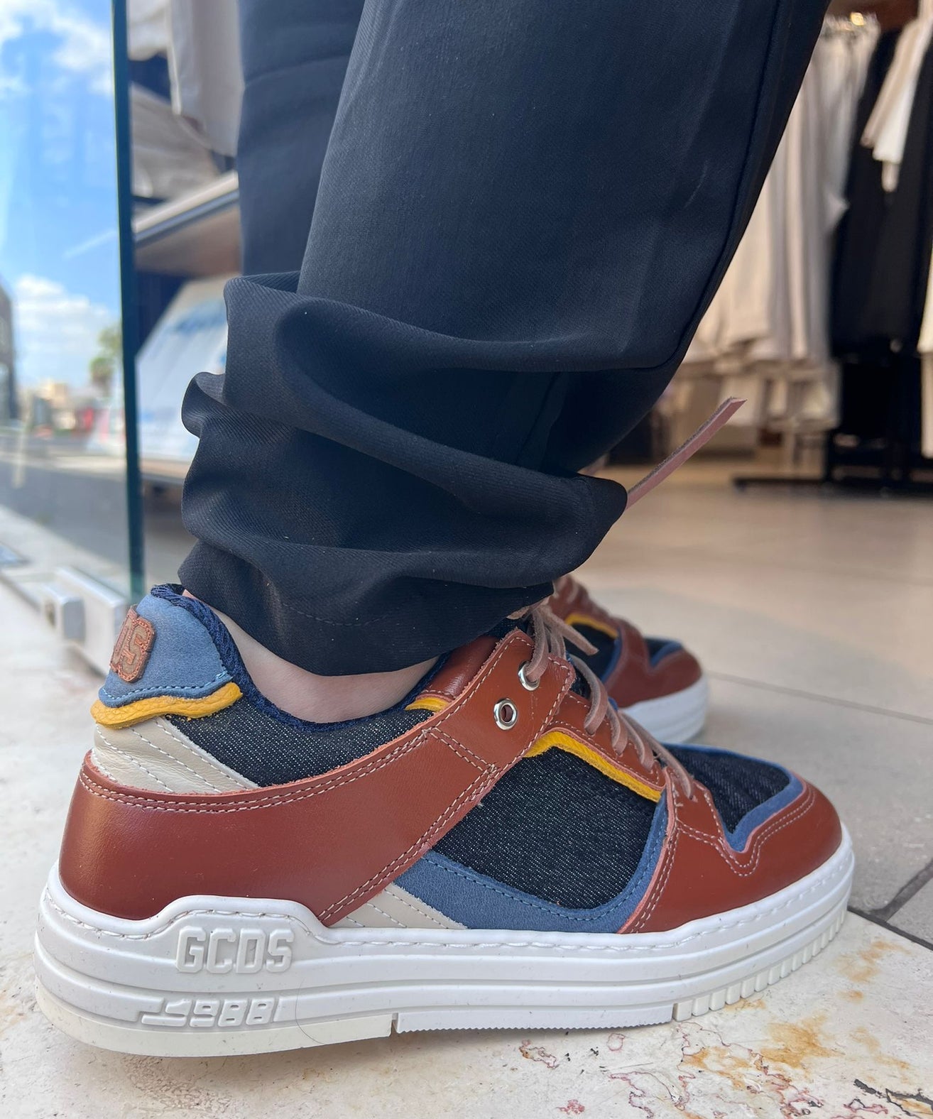 GCDS - סניקרס GCU1003-395 BROWN BLACK