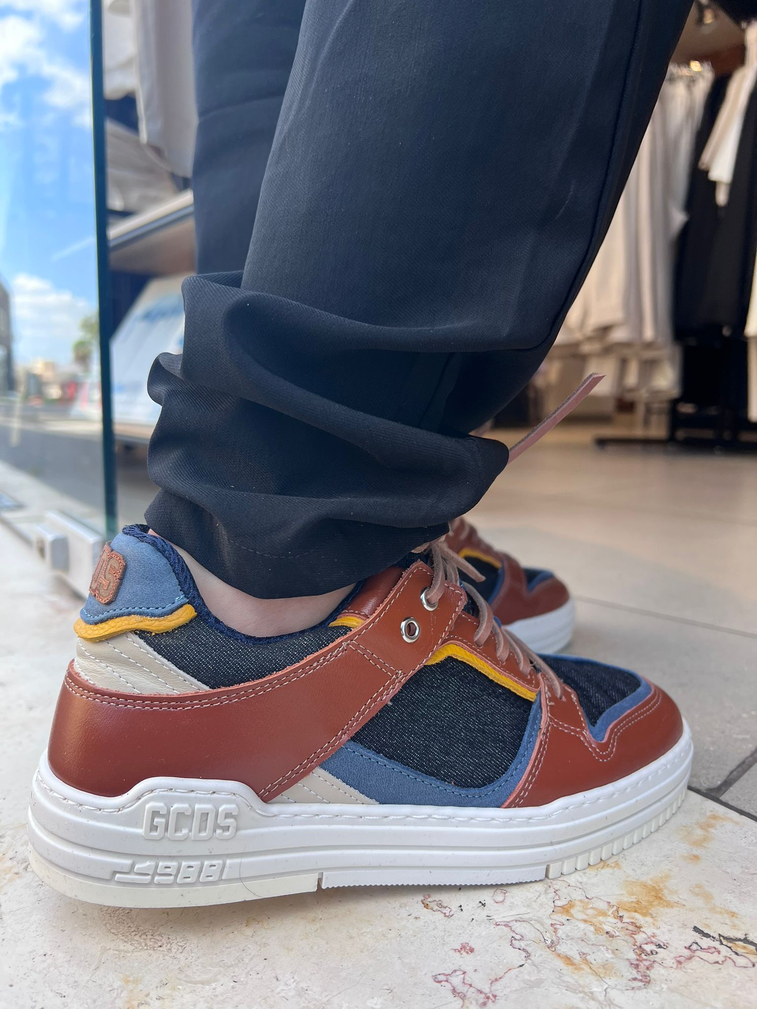 GCDS - סניקרס GCU1003-395 BROWN BLACK